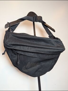 NIKE TECH HIP WAIST PACK FANNY TRAVEL BELT ZIP BUM BAG Black 10L 53x13x20CM